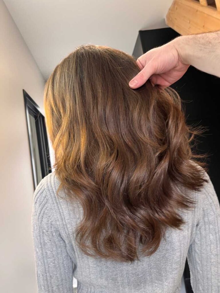 Brushing wavy femme